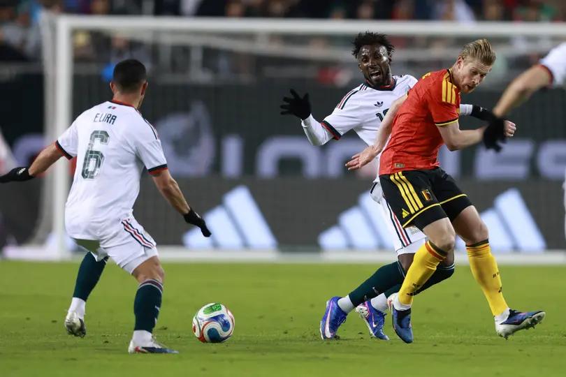 Quiñones y Lira compitiendo con De Bruyne en un amistoso | MEXSPORT