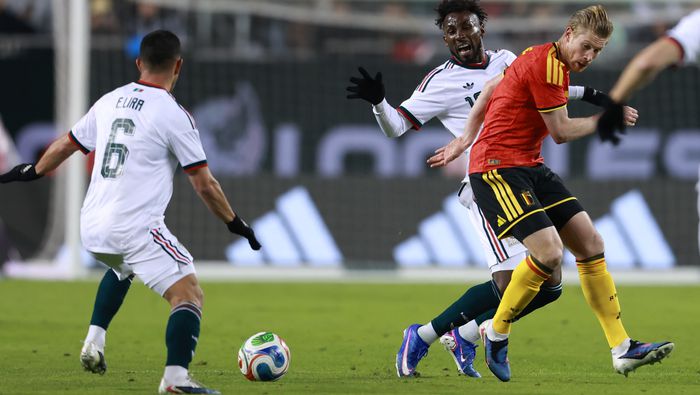 Quiñones y Lira compitiendo con De Bruyne en un amistoso | MEXSPORT