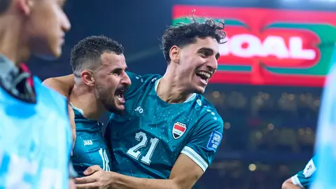 Marko Farji celebra con Aymen Hussein en el partido entre Iraq y Bolivia | MEXSPORT