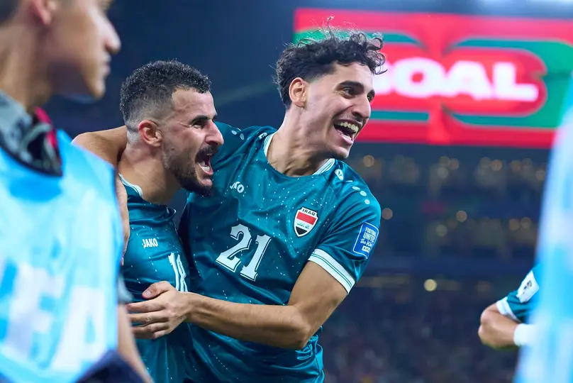 Marko Farji celebra con Aymen Hussein en el partido entre Iraq y Bolivia | MEXSPORT