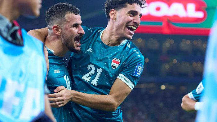 Marko Farji celebra con Aymen Hussein en el partido entre Iraq y Bolivia | MEXSPORT