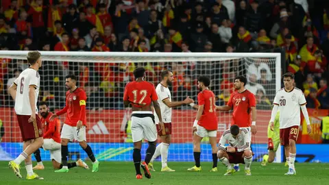 Jugadores de España y Egipto se saludan tras el amistoso en Barcelona |AP