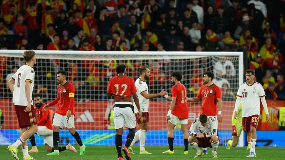 Jugadores de España y Egipto se saludan tras el amistoso en Barcelona |AP
