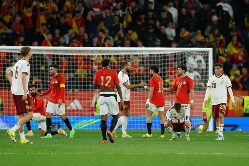 Jugadores de España y Egipto se saludan tras el amistoso en Barcelona |AP