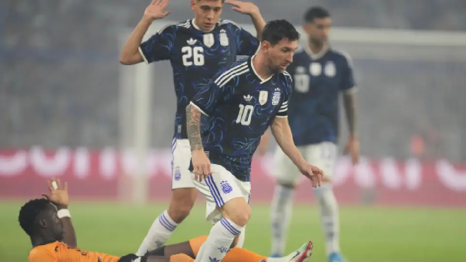Lionel Messi quitándose una barrida de un jugador de Zambia | AP