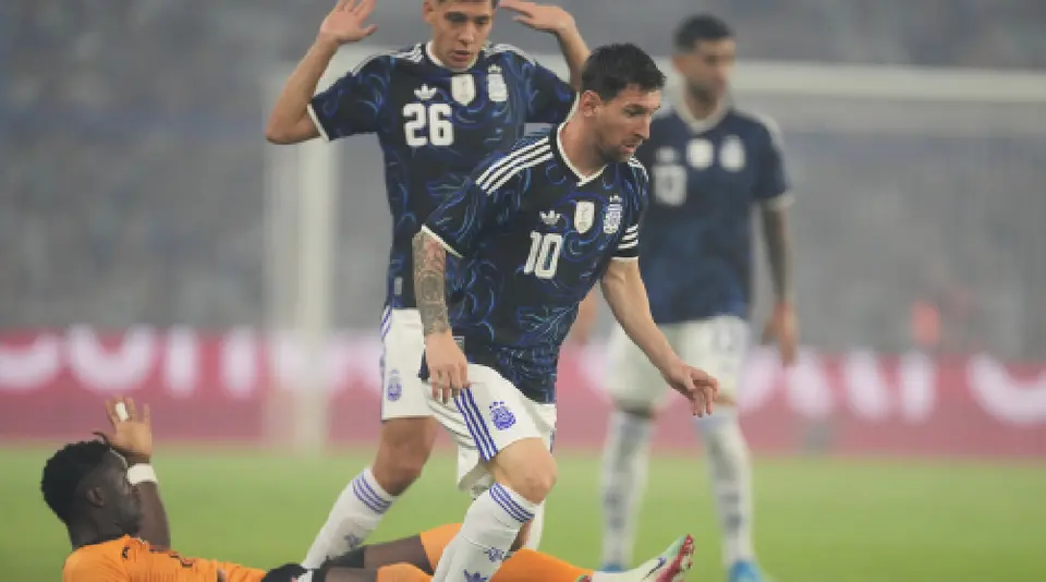 Lionel Messi quitándose una barrida de un jugador de Zambia | AP