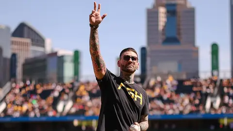 Corey lanzando la primera bola en un juego de Piratas de Pittsburgh | IG: @wwegraves