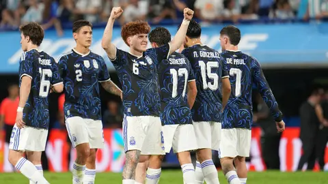 Valentín Barco anotando su primer gol con Argentina en La Bombonera | AP