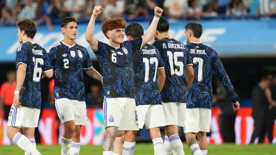 Valentín Barco anotando su primer gol con Argentina en La Bombonera | AP