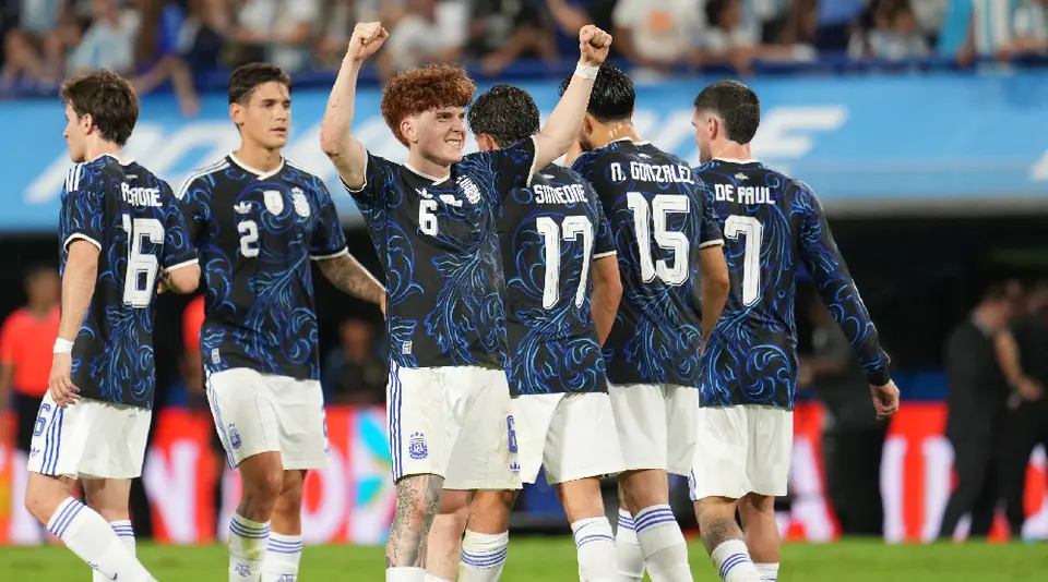 Valentín Barco anotando su primer gol con Argentina en La Bombonera | AP