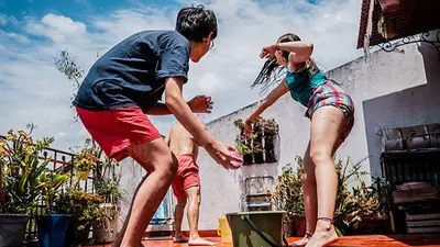 ¿Por qué la gente se moja en Sábado de Gloria? El origen real de esta tradición en Semana Santa