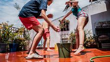 ¿Por qué la gente se moja en Sábado de Gloria? El origen real de esta tradición en Semana Santa
