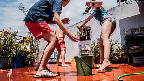 ¿Por qué la gente se moja en Sábado de Gloria? El origen real de esta tradición en Semana Santa