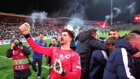 Vasilj celebrando el pase de Bosnia l AP