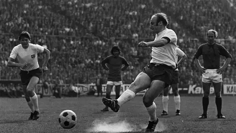 A 69 DÍAS El primer jugador en la historia en anotar en cuatro Copas del Mundo, el alemán federal Uwe Seeler, lo hizo en México 1970