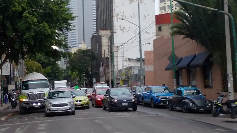 Los vehículos con engomado rojo, placas 3 y 4, y holograma 1 y 2, no circulan / Especial