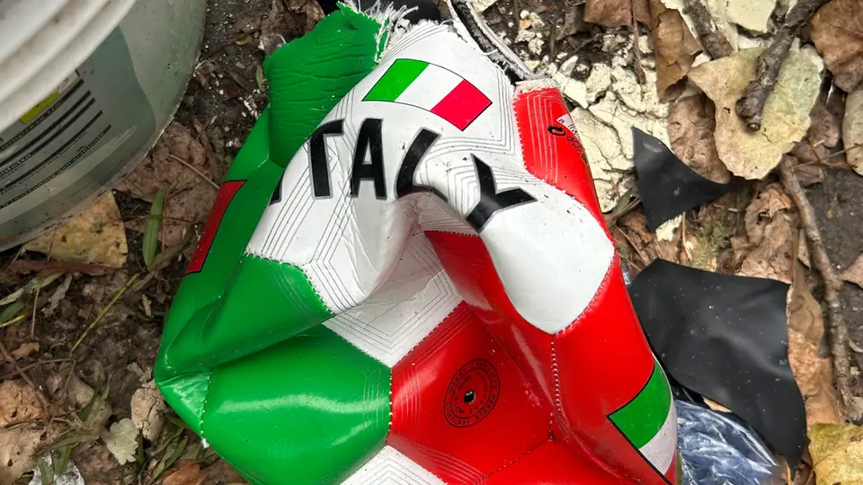 Un balón con los colores de Italia roto y encontrado en Roma tras la eliminación de la Selección del Mundial 2026 | AP