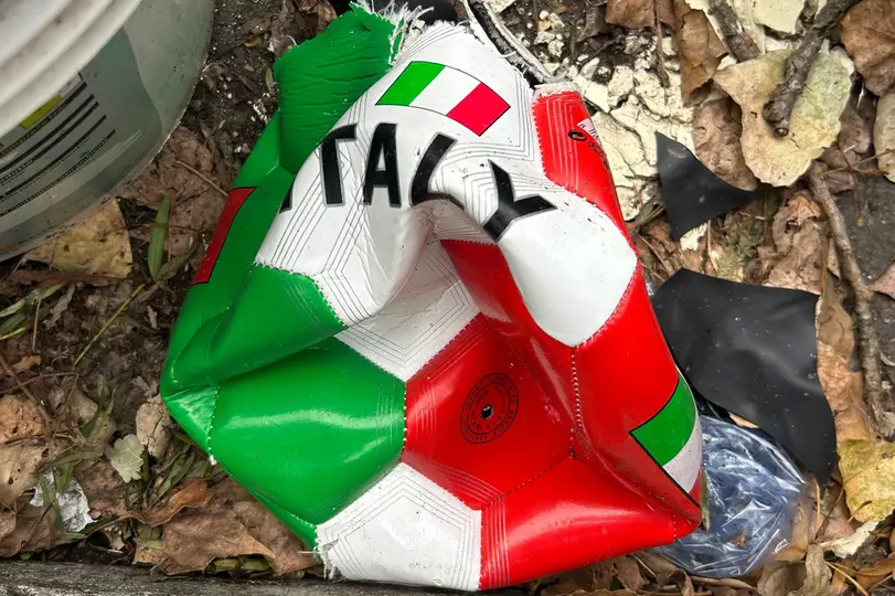 Un balón con los colores de Italia roto y encontrado en Roma tras la eliminación de la Selección del Mundial 2026 | AP