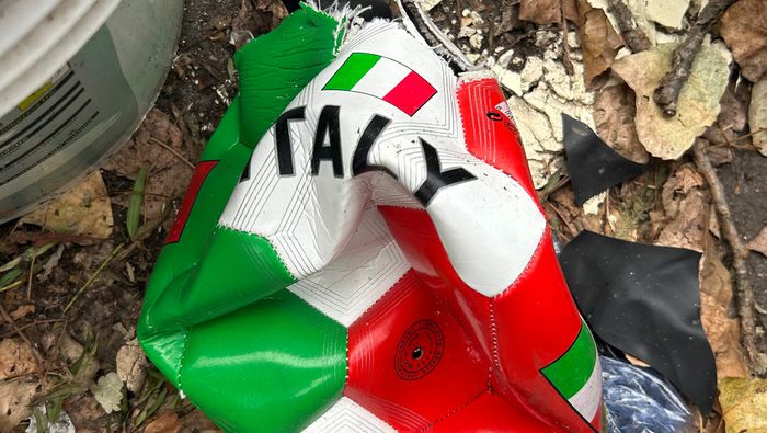 Un balón con los colores de Italia roto y encontrado en Roma tras la eliminación de la Selección del Mundial 2026 | AP