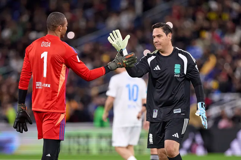 Moisés Muñoz saludando a Dida en juego de leyendas l MEXSPORT