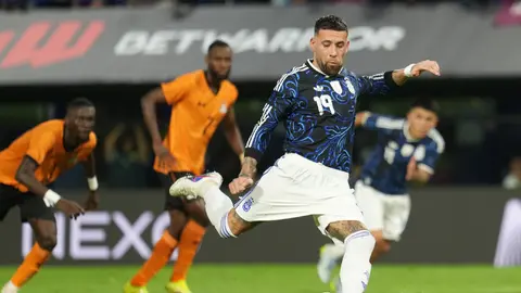 Nicolás Otamendi cobrando un penal en el partido ante Zambia | AP