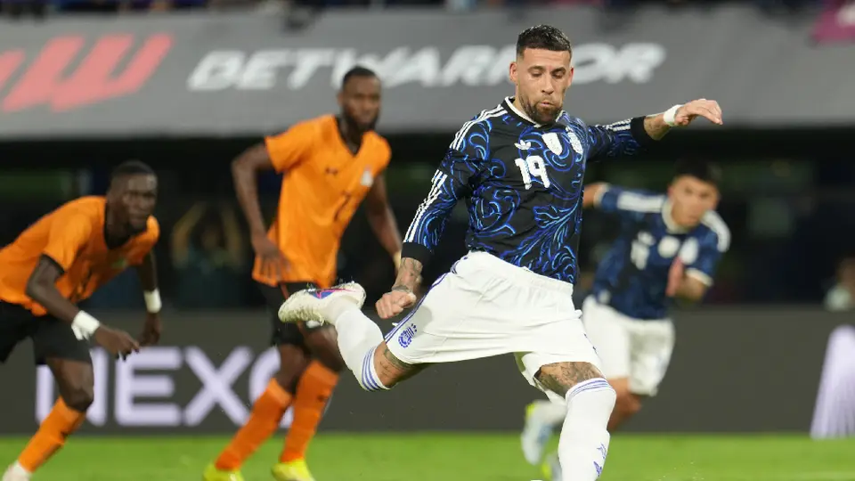 Nicolás Otamendi cobrando un penal en el partido ante Zambia | AP