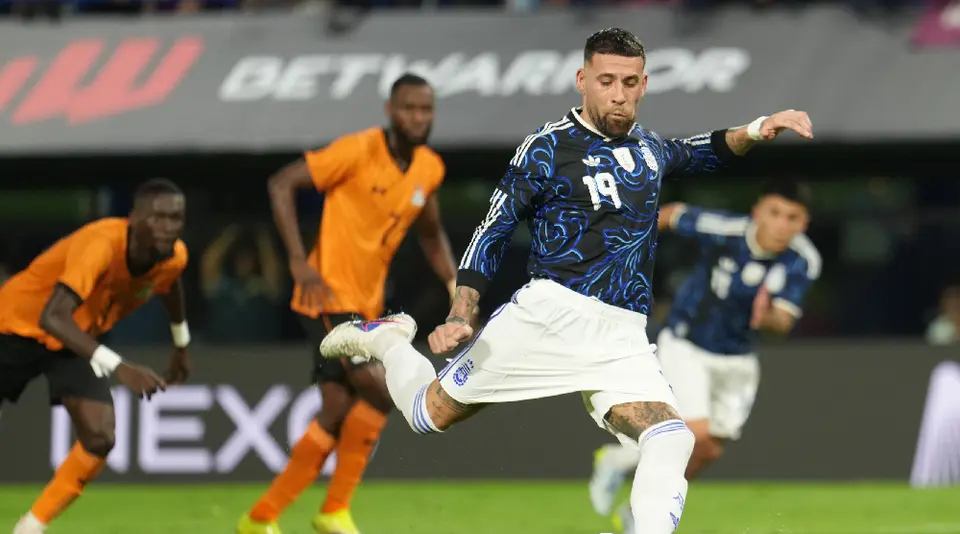 Nicolás Otamendi cobrando un penal en el partido ante Zambia | AP