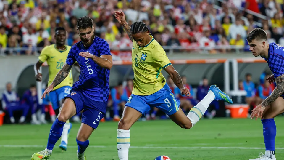 Joao Pedro realizando un disparo en el partido ante Croacia | AP