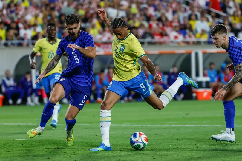 Joao Pedro realizando un disparo en el partido ante Croacia | AP
