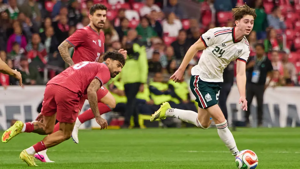 Brian Gutiérrez regateando a jugadores de Portugal l MEXSPORT