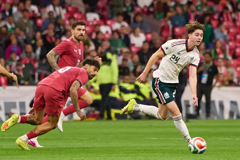 Brian Gutiérrez regateando a jugadores de Portugal l MEXSPORT