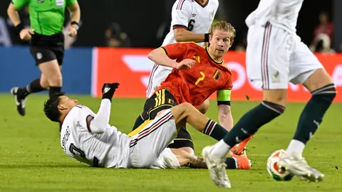 Jorge Sánchez y Kevin De Bruyne luchando el balón l MEXSPORT