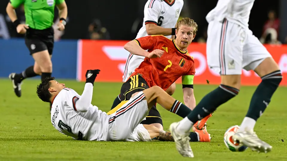 Jorge Sánchez y Kevin De Bruyne luchando el balón l MEXSPORT