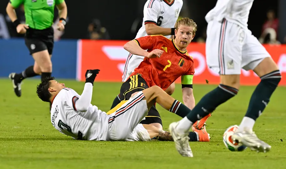 Jorge Sánchez y Kevin De Bruyne luchando el balón l MEXSPORT