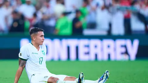 Roberto Fernández de Bolivia se lamenta tras la derrota frente a Irak en el repechaje del Mundial 2026 | MEXSPORT