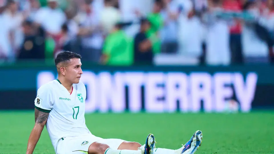 Roberto Fernández de Bolivia se lamenta tras la derrota frente a Irak en el repechaje del Mundial 2026 | MEXSPORT
