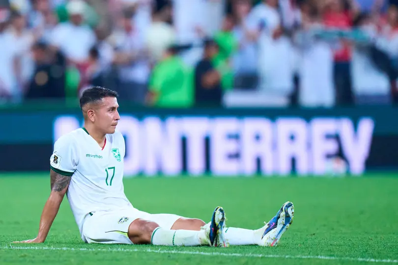Roberto Fernández de Bolivia se lamenta tras la derrota frente a Irak en el repechaje del Mundial 2026 | MEXSPORT