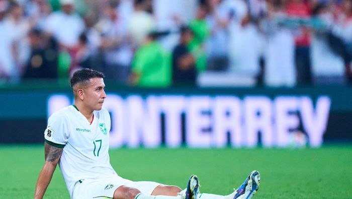 Roberto Fernández de Bolivia se lamenta tras la derrota frente a Irak en el repechaje del Mundial 2026 | MEXSPORT