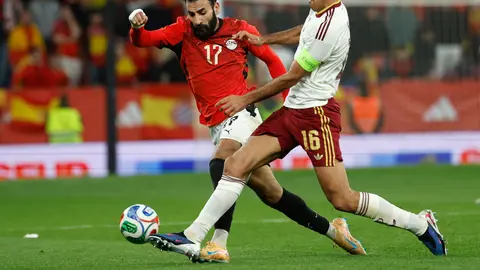 Lasheen pelea un balón con Rodri l AP
