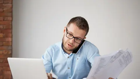 Debes contar con factura y pagar con medios electrónicos autorizados para poder declarar o deducir / FREEPIK