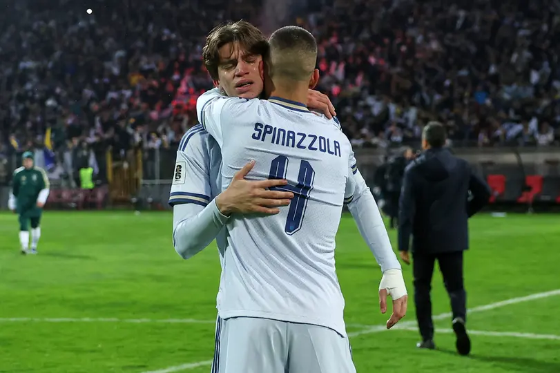 Marco Palestra y Leonardo Spinazzola se lamentan tras la derrota de Italia en el Repechaje UEFA previo al Mundial 2026 | AP