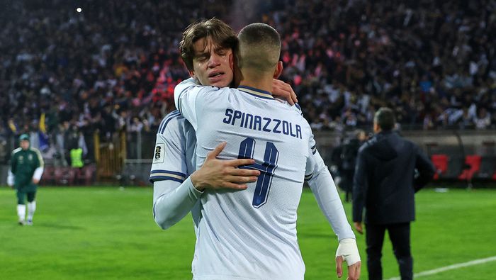 Marco Palestra y Leonardo Spinazzola se lamentan tras la derrota de Italia en el Repechaje UEFA previo al Mundial 2026 | AP