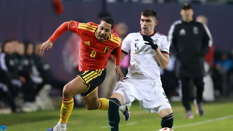 Johan Vásquez defendiendo el balón ante Bélgica l MEXSPORT