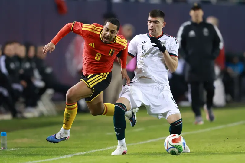 Johan Vásquez defendiendo el balón ante Bélgica l MEXSPORT
