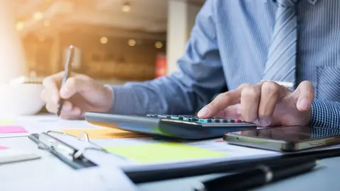 Las sanciones varían según el tipo de incumplimiento en tu declaración anual / FREEPIK