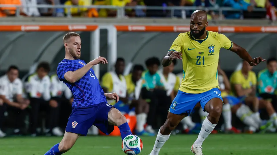 Igor Thiago haciendo marca a Ivan Smolcic | AP