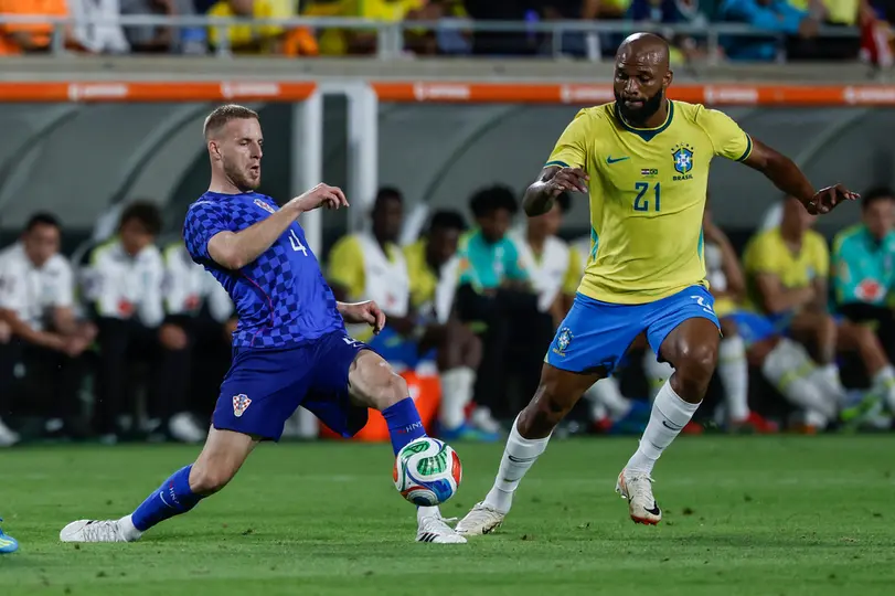 Igor Thiago haciendo marca a Ivan Smolcic | AP
