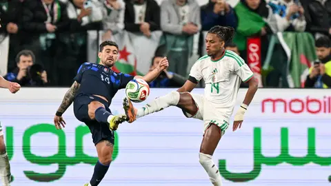 Giorgian de Arrascaeta disputa un balón l AP