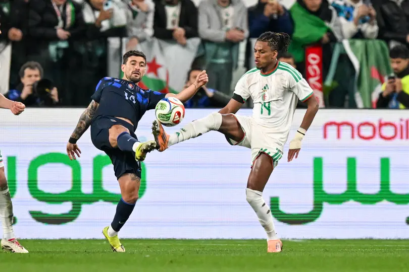 Giorgian de Arrascaeta disputa un balón l AP