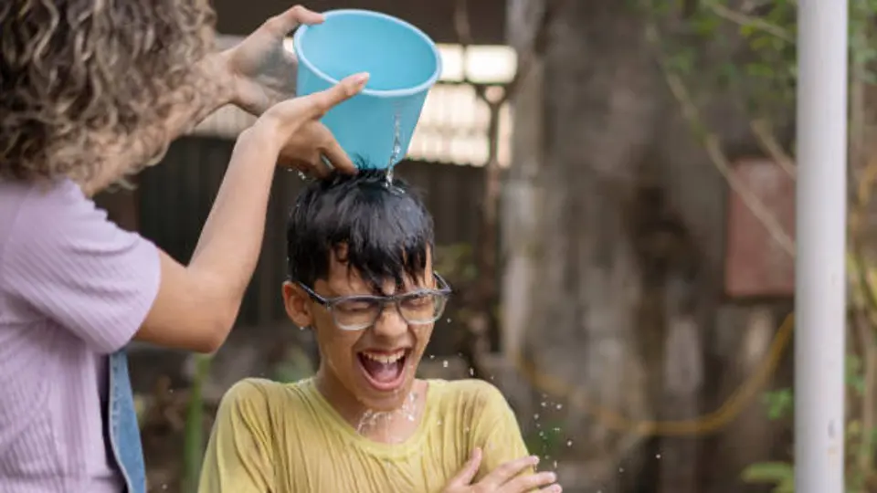 En distintas ciudades, las cubetadas de agua siguen siendo parte de esta costumbre popular. / iStock